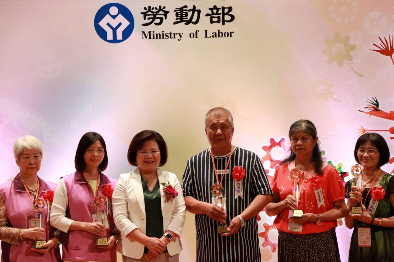 劉榮發(右4)與部長許銘春及其他受獎者合影|