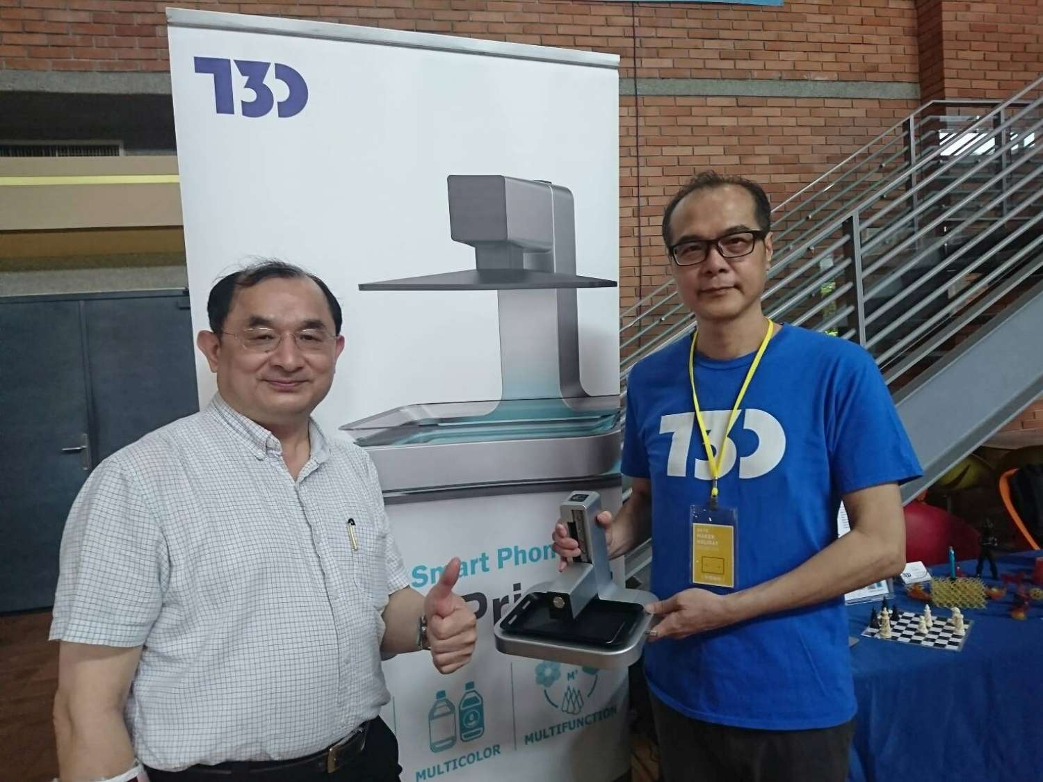 台科三維科技公司鄭正元博士和他的團隊展示小巧的手機式3D printer|