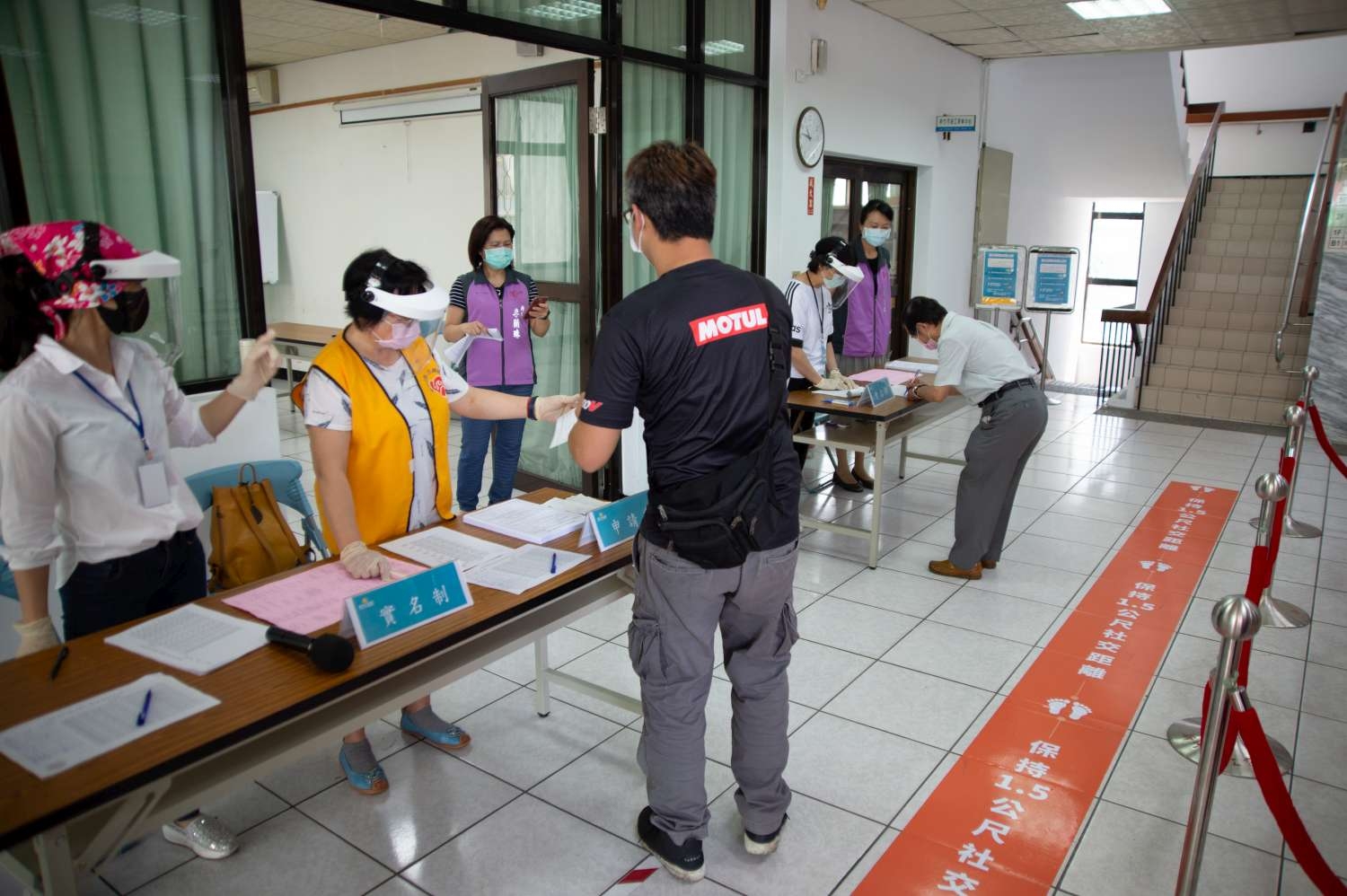 竹市近6成共1萬5千名勞工已申請三萬紓困補貼 林智堅市長親赴視察