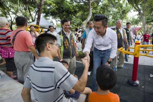 林智堅市長與在地鄉親握手合影。