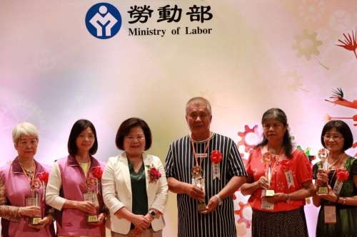 劉榮發(右4)與部長許銘春及其他受獎者合影