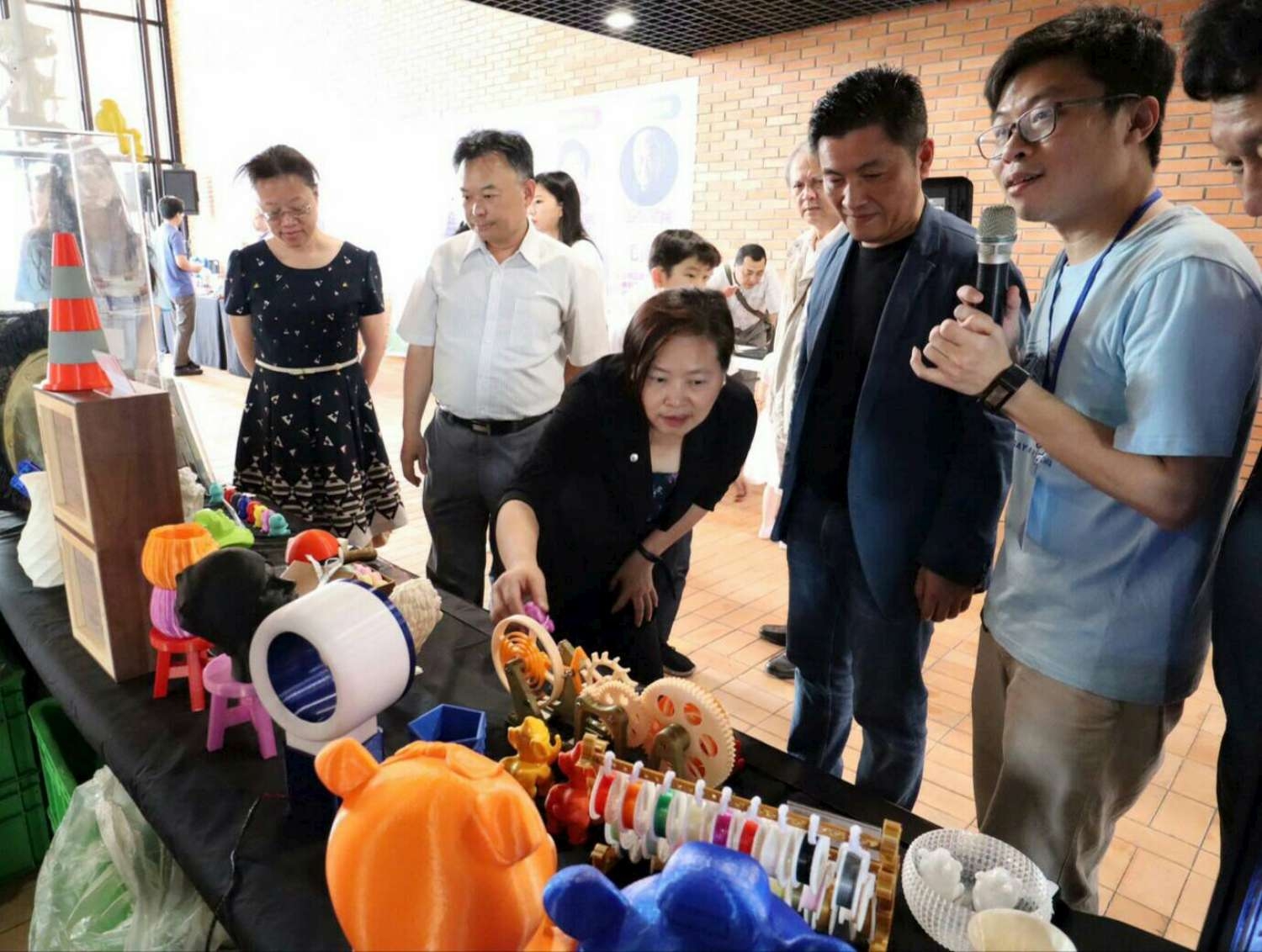 副市長沈慧虹參觀3D列印的作品||