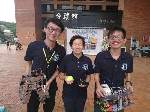 清大DIT Robotics展示自製的足球機器人以及格鬥機器人(左為黃博謙)