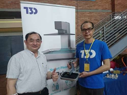 台科三維科技公司鄭正元博士和他的團隊展示小巧的手機式3D printer