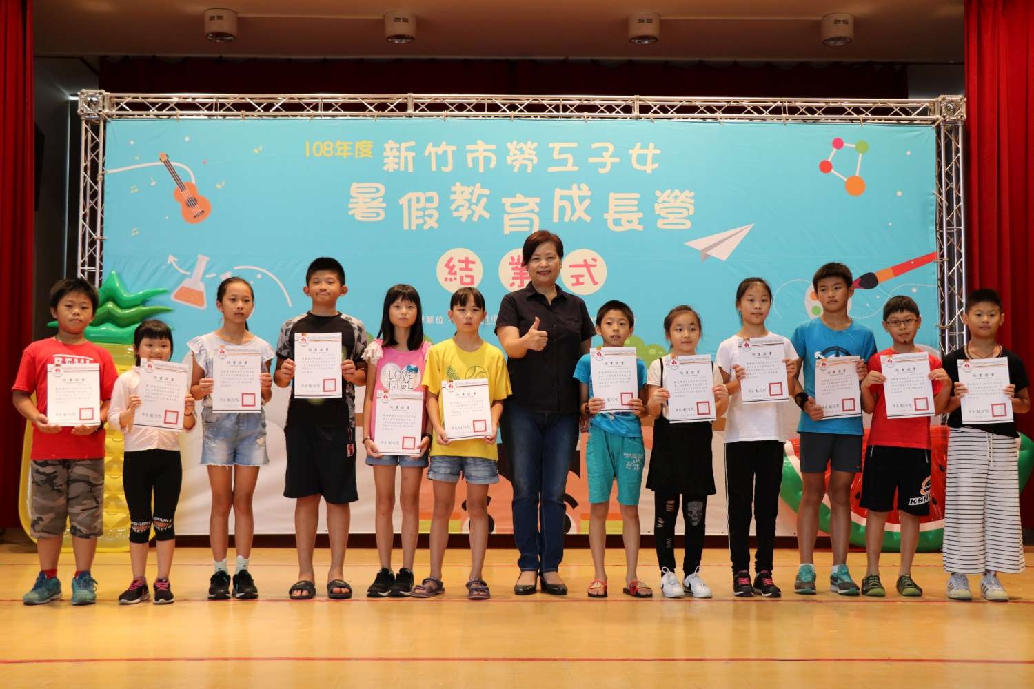 副市長沈慧虹頒發結業證書給小朋友們