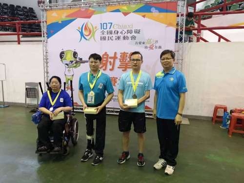 02吳武松(右二)107年全國身障運動會空氣手槍射擊獲銅牌