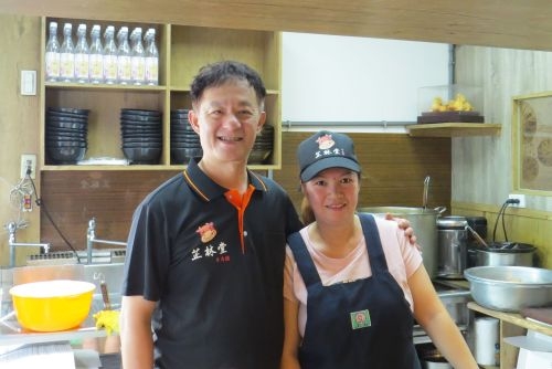 漢氏平(右)與先生共同經營小吃店