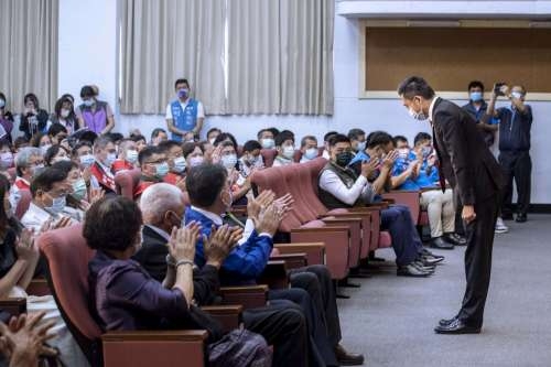 新竹市長林智堅今親頒表揚216位模範勞工。