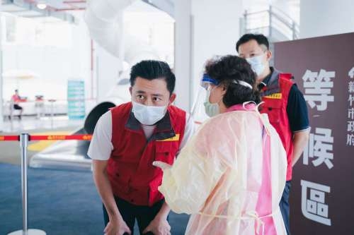 照片說明：新竹市長林智堅視察疫苗施打站。（資料照）