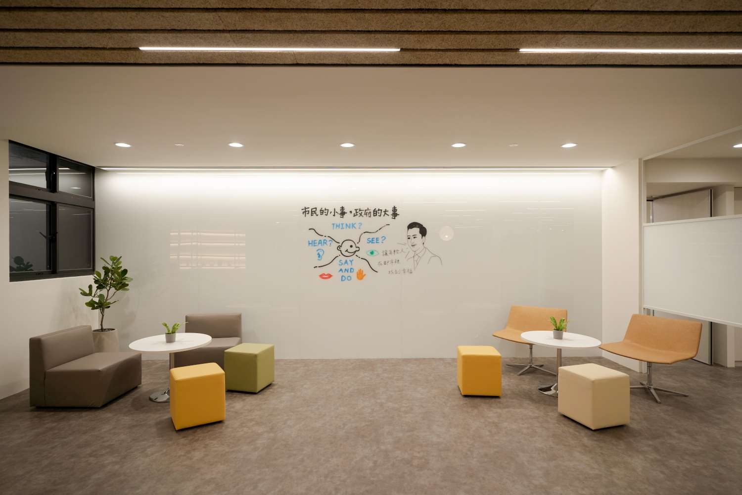 身障就業大樓2樓分為辦公區、接待服務區、個案諮商室及室內外公共交流空間。