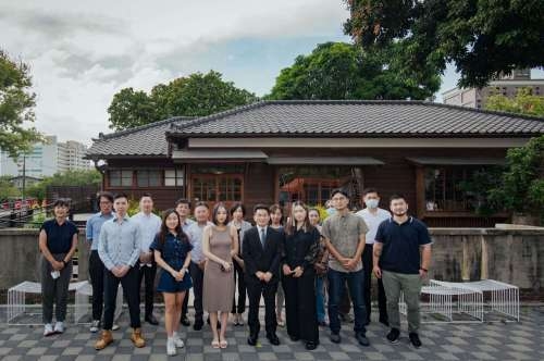 陳章賢代理市長與6名青年委員及10位府內局處長代表合影
